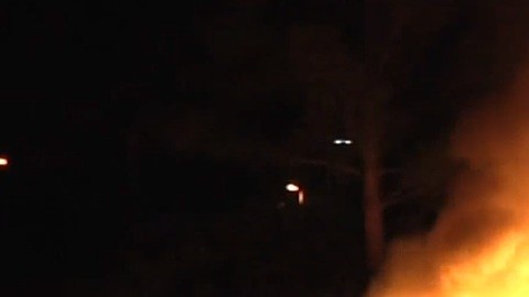 Coche accidentado en llamas.