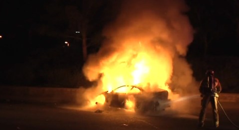 Coche accidentado en llamas.