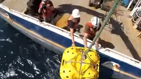 Desliegue de un sensor de sismos en 2014.