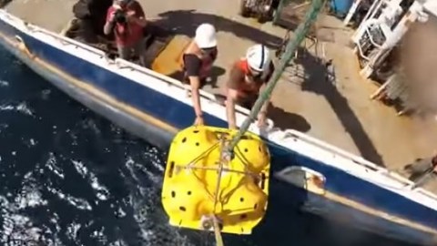 Desliegue de un sensor de sismos en 2014.