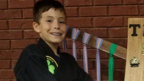 Toby tiene una pierna amputada, pero aún así disfruta de su deporte favorito, el taekwondo.