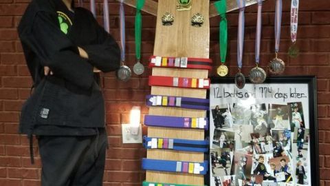 Toby tiene una pierna amputada, pero aún así disfruta de su deporte favorito, el taekwondo.