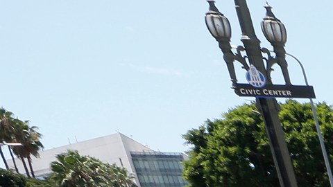 Manifestantes protestan por la colaboración del Sheriff de Los Ángeles con ICE. (Aurelia Ventura/ La Opinion)