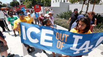 Manifestantes protestan por la colaboración del Sheriff de Los Ángeles con ICE. (Aurelia Ventura/ La Opinion)
