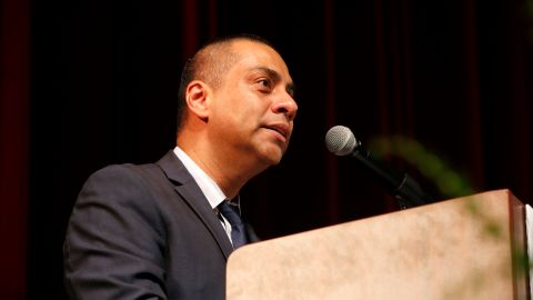 Ref Rodríguez dejó el cargo de presidente de la Junta del LAUSD, pero seguirá siendo parte del organismo. (Aurelia Ventura/ La Opinion)