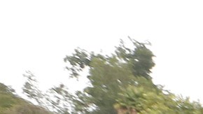 Estudiantes de la escuela intermedia Griffith STEAM Magnet arriban al plantel para el primer día de clases. (Aurelia Ventura/ La Opinion)