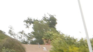 Estudiantes de la escuela intermedia Griffith STEAM Magnet arriban al plantel para el primer día de clases. (Aurelia Ventura/ La Opinion)