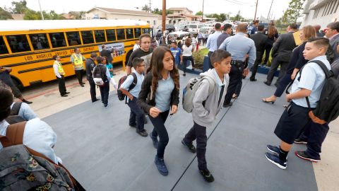 Estudiantes de la escuela intermedia Griffith STEAM Magnet arriban al plantel para el primer día de clases. (Aurelia Ventura/ La Opinion)