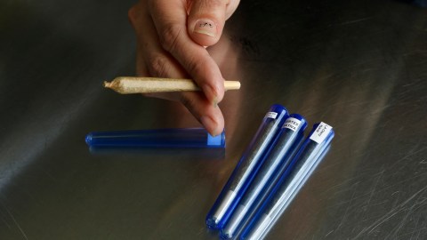 Muchas de las ciudades pequeñas del condado - con mayoría de habitantes latinos - le entran al negocio de la marihuana. (Aurelia Ventura/ La Opinion)
