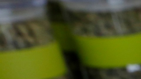 Generalmente, una octava de una onza de marihuana de buena calidad, suficiente para enrollar cinco o seis porrors, se vende por unos 35 dólares en tiendas legales en el área de Los Ángeles, pero solo los impuestos directos resultan en más de 12 dólares sobre ese precio.