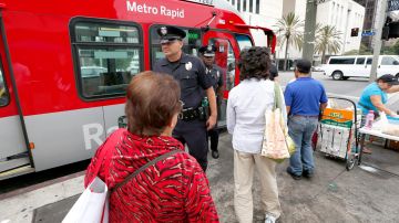 08/24/17/LOS ANGELES/LAPD officers exit a Metro bus near the intersection of Wilshire and Vermont. Metro has a new campaign ÒMetro MannersÓ, which is reminding Metro riders to be mindful of seat hogging, blocking the aisles and eating or drinking. Riders who are found doing any of the following are subject to a fine of $75 per offense and could be escorted off the train or bus. (Photo Aurelia Ventura/ La Opinion)