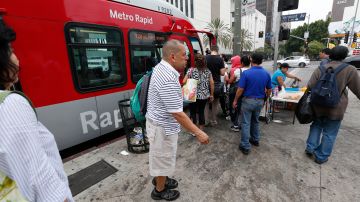 El plan para mejorar el sistema de transporte público en Los Ángeles incluye agregar más unidades a las principales rutas.