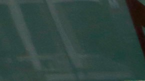 Un hombre ayuda a una anciana a bajar del  autobús.