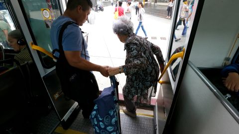 Ayudando a la tercera edad. /Aurelia Ventura
