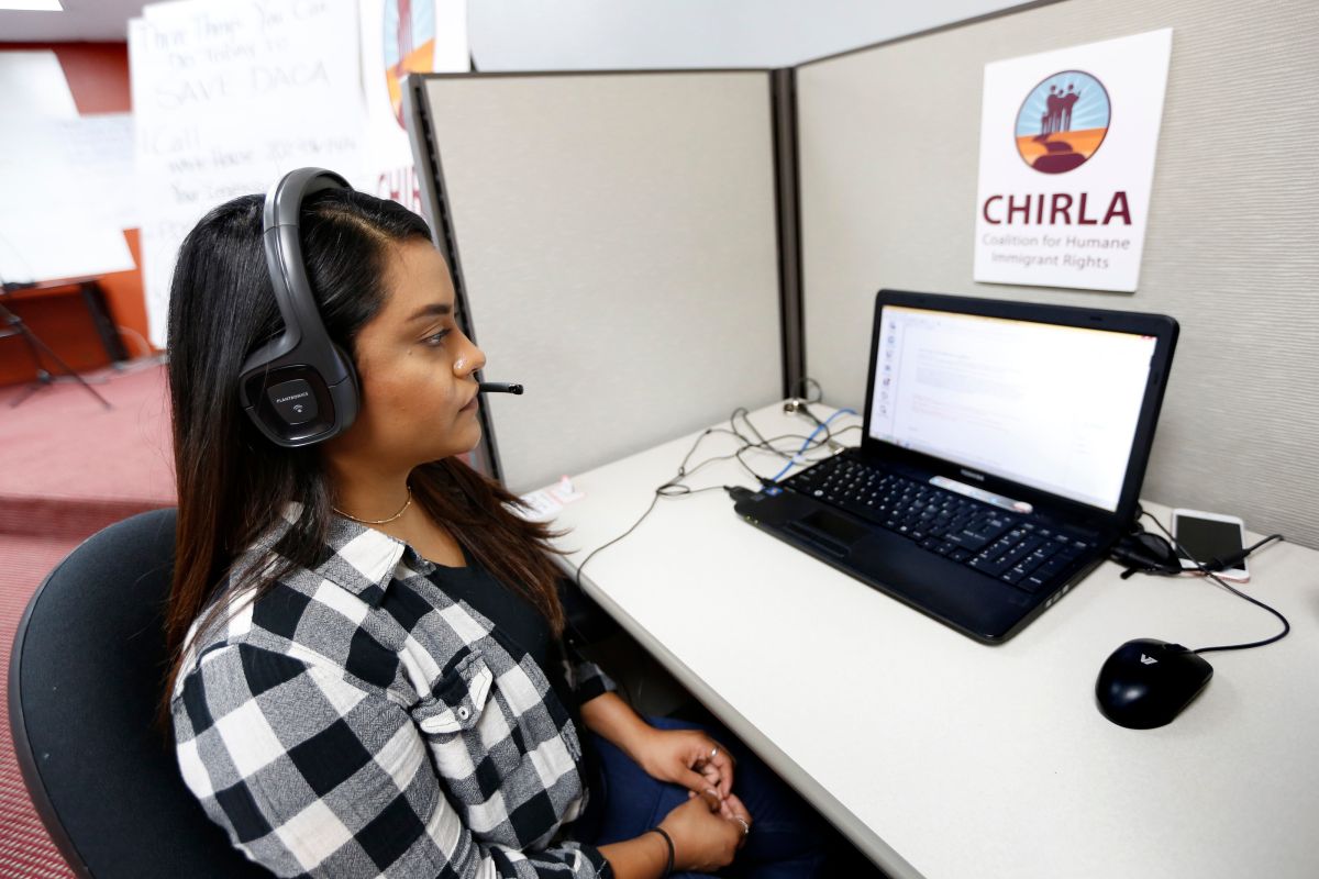 08/29/17/LOS ANGELES/Dreamer and volunteer Saira Barajas, 25, makes phone calls to voters urging them to support DACA during a series of activities and actions in support and defense of the Deferred Action for Childhood Arrivals (DACA). The Rise Up 4 DACA series of actions will take place during five consecutive days. (Photo Aurelia Ventura/ La Opinion)