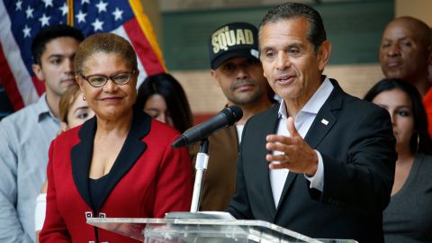 Antonio Villaraigosa junto a la congresista Karen Bass. (Aurelia Ventura/ La Opinion)