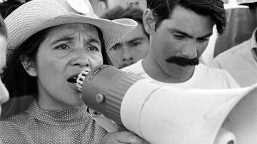 Dolores Huerta organizando a manifestantes en Coachella, California (1969).