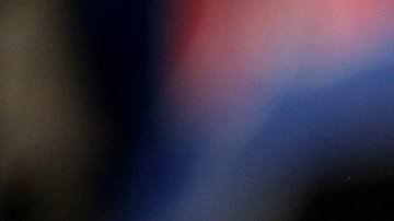 Omar Chávez (izq.) decepcionó anoche a su padre, Julio César, y a más de 2 mil 500 aficionados en el Gimnasio Nuevo León Unido.