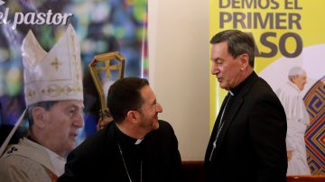 Monseñor Luis Manuel Alí (i) y el cardenal Rubén Salazar informan sobre la visita del papa Francisco a Colombia.