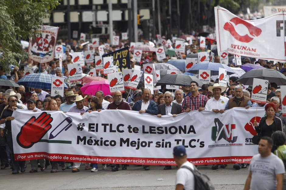 Mexicanos marchan para protestar por el inicio de las negociaciones del TLCAN en EEUU