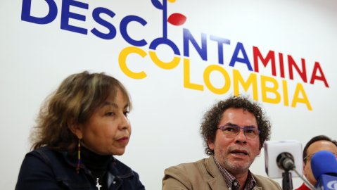 El líder guerrillero Félix Antonio Muñoz describe las tareas de descontaminación.