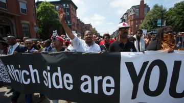 Miles marchan contra el racismo en respuesta a un "Alt-Right" acto en Boston.