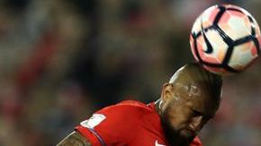 Arturo Vidal en acción contra Paraguay. EFE