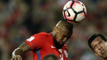 Arturo Vidal en acción contra Paraguay. EFE