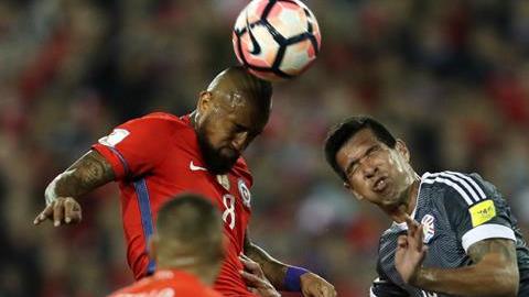Arturo Vidal en acción contra Paraguay. EFE