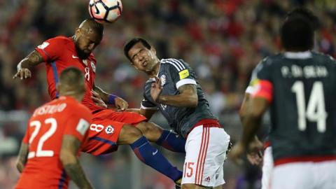 Arturo Vidal en acción contra Paraguay. EFE
