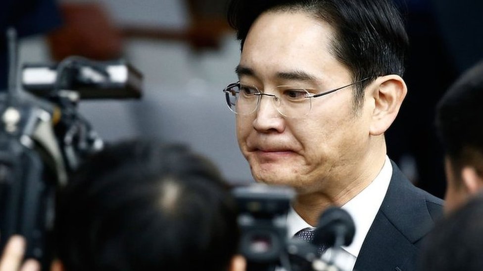 Lee Jae-yong, heredero de Samsung, condenado a cinco años en prisión