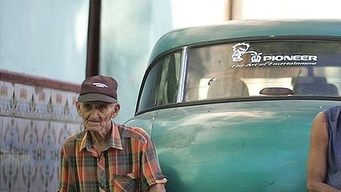 el gobierno anunció la suspensión temporal de entregas de nuevas licencias para un grupo de actividades del sector privado