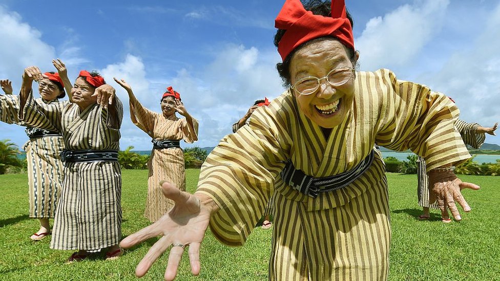 Los secretos para vivir más años de los cinco países más longevos del mundo