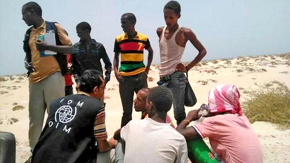 Obligan a 120 inmigrantes arrojarse al mar en Yemen; mueren 29 adolescentes