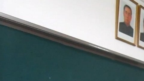 Suki en el salón de clases traduciendo las letras de una canción norcoreana para sus estudiantes. Cortesía Suki Kim