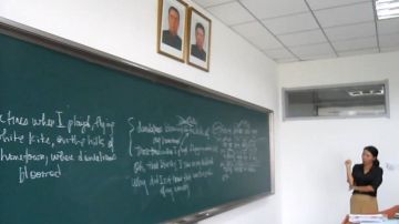 Suki en el salón de clases traduciendo las letras de una canción norcoreana para sus estudiantes. Cortesía Suki Kim