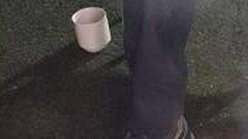 Los bomberos celebraron su recompensa con una parrillada de salchichas.