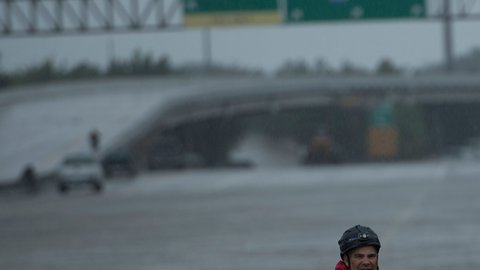 Desde las grandes avenidas hasta las pequeñas calles, las inundaciones han dejado bajo el agua a buena parte de Houston