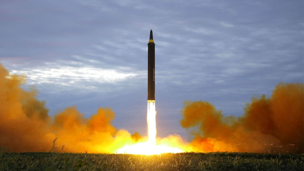 El supuesto lanzamiento de un misil estratégico balístico de alcance intermedio desde Corea del Norte.