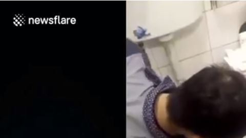 Empleados toman agua del retrete