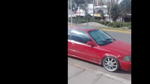 El automóvil quedó bajo los fuertes rayos del Sol