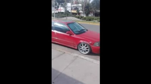 El automóvil quedó bajo los fuertes rayos del Sol
