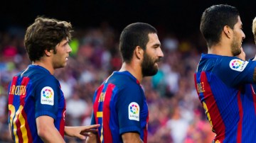 Sergi Roberto, Arda Turan, Luis Suarez, Ivan Rakitic, Lionel Messi, Sergio Busquets y Andres Iniesta felicitan al francés Lucas Digne, durante un juego del FC Barcelona. Alex Caparros/Getty Images