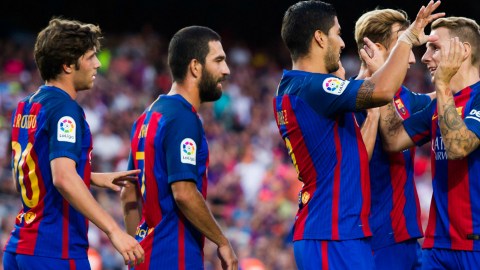 Sergi Roberto, Arda Turan, Luis Suarez, Ivan Rakitic, Lionel Messi, Sergio Busquets y Andres Iniesta felicitan al francés Lucas Digne, durante un juego del FC Barcelona. Alex Caparros/Getty Images
