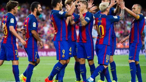 Sergi Roberto, Arda Turan, Luis Suarez, Ivan Rakitic, Lionel Messi, Sergio Busquets y Andres Iniesta felicitan al francés Lucas Digne, durante un juego del FC Barcelona. Alex Caparros/Getty Images