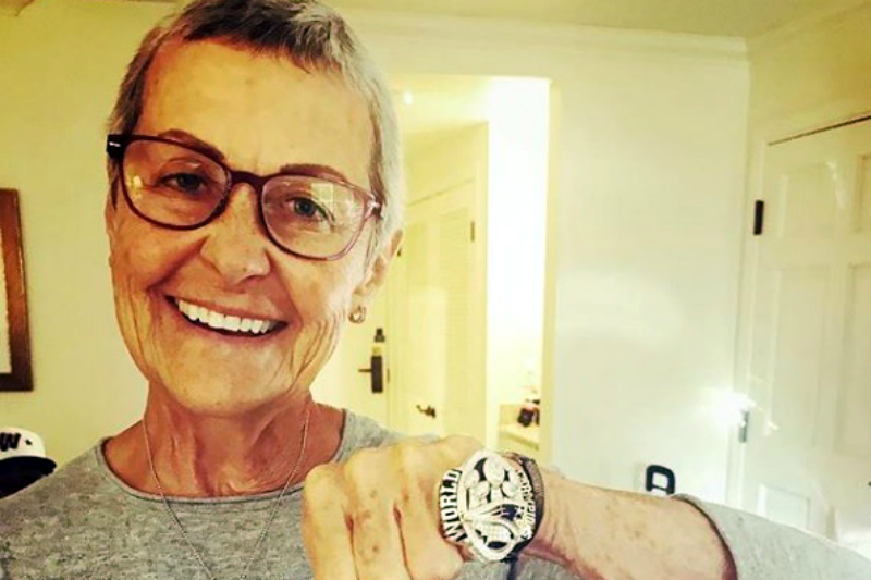La madre del QB de los Patriots, Tom Brady, posa orgullosa con su anillo de campeonato.
