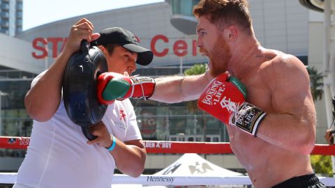 Saúl 'Canelo' Álvarez demostró su poderío en un entrenamiento público en el LA Live a menos de tres semanas de su esperada pelea contra Gennady Golovkin.