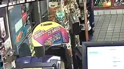 Momento del atraco grabado por las cámaras de seguridad.