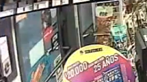 Momento del atraco grabado por las cámaras de seguridad.