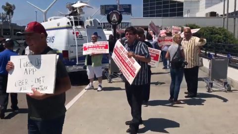 Manifestantes de Uber y Lyft en LAX.